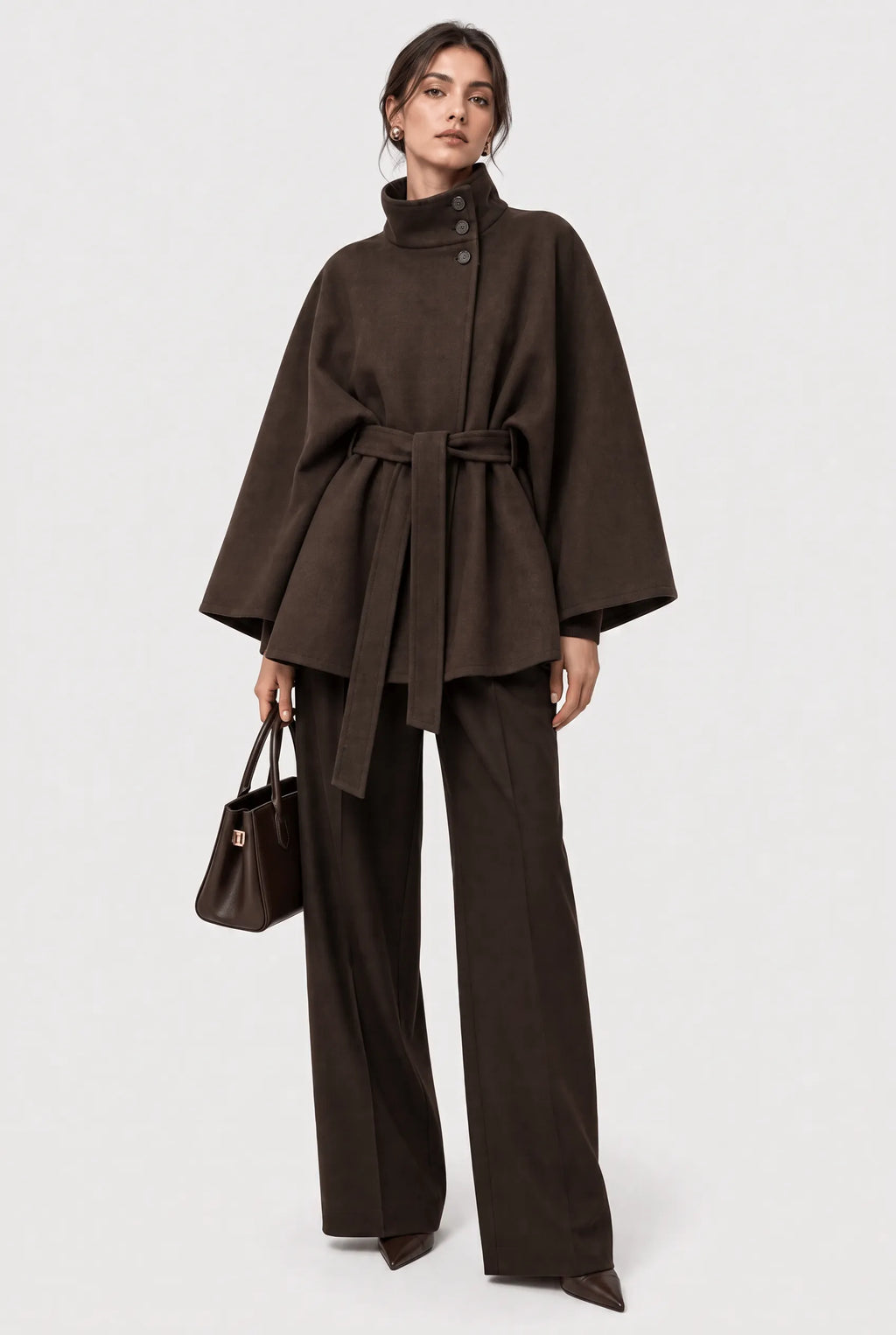 Cape femme demi-saison marron ceinturée, portée de face en pied.