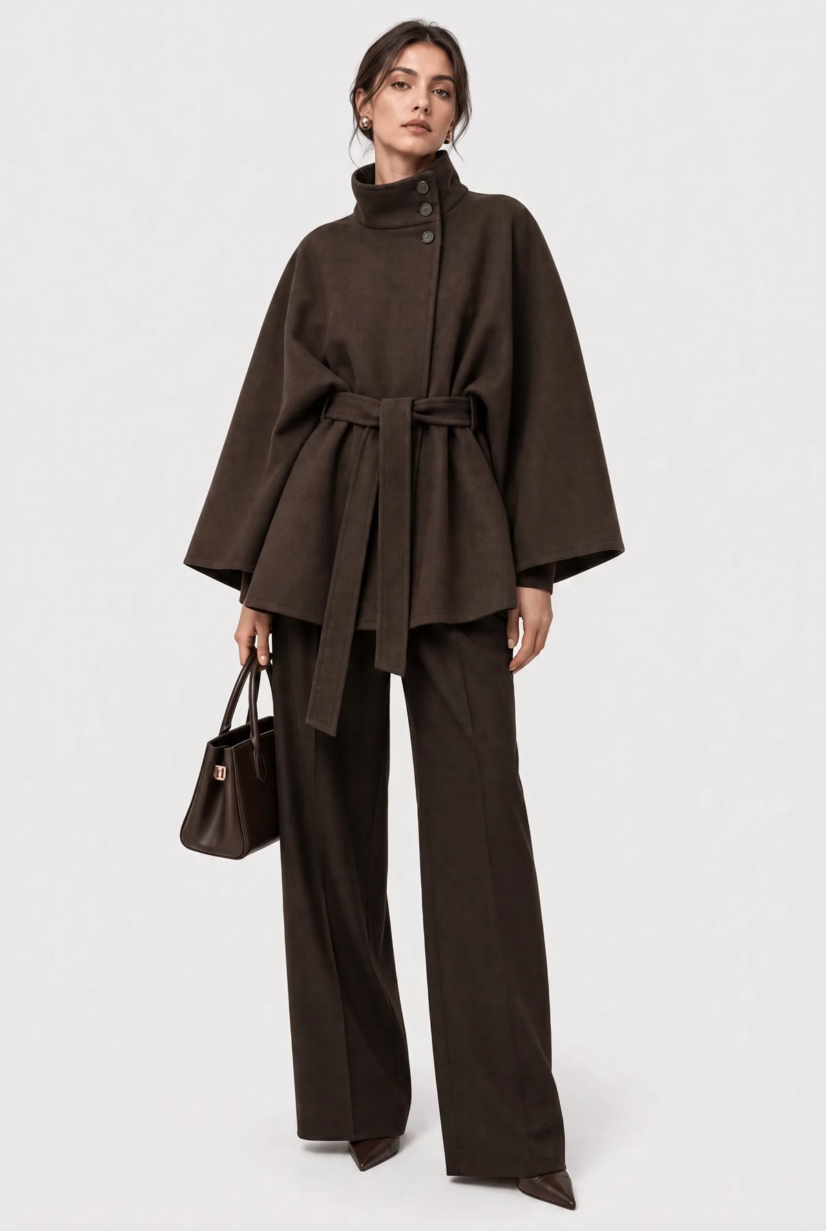 Cape femme demi-saison marron ceinturée, portée de face en pied.