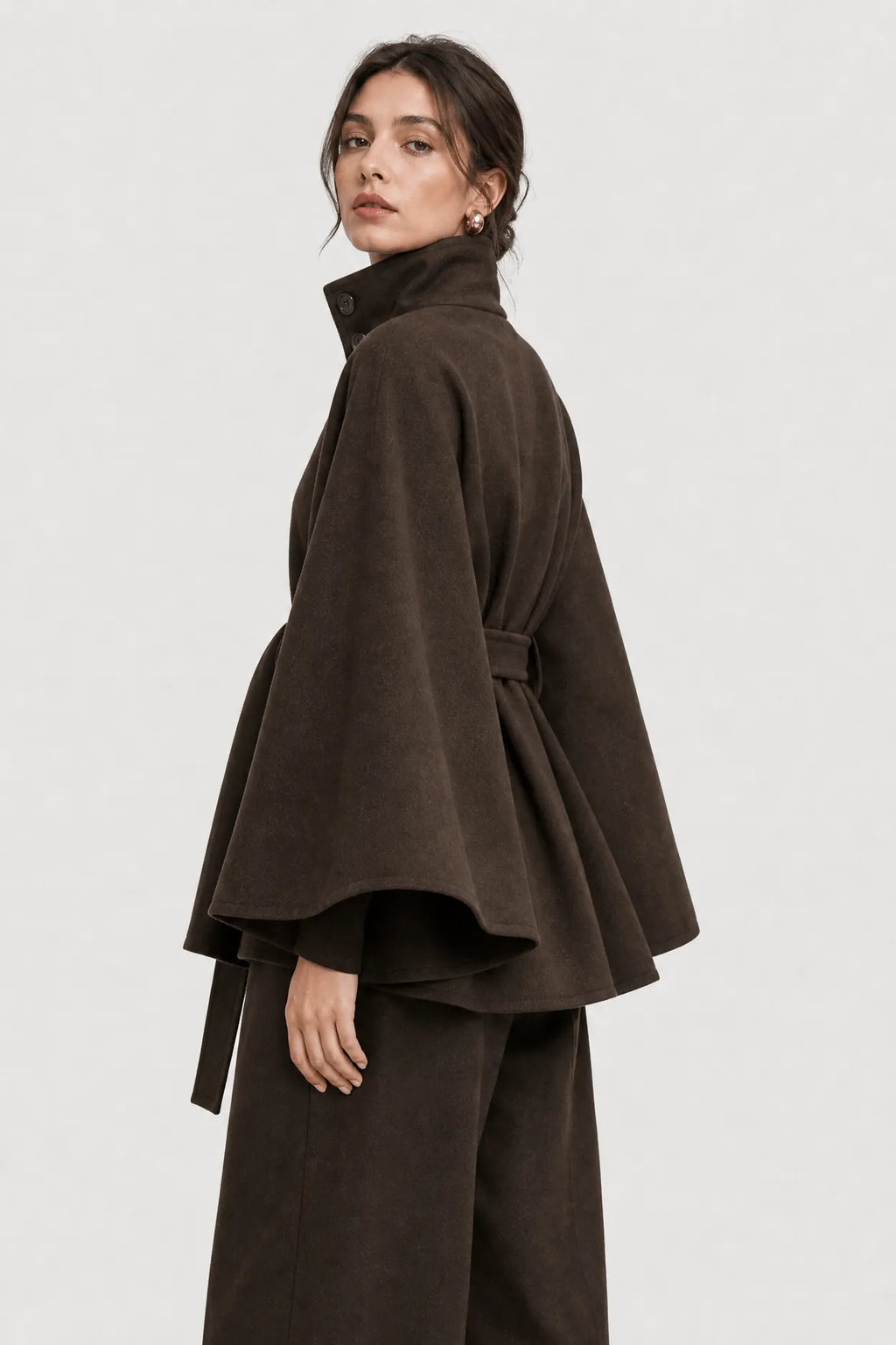 Cape femme demi-saison marron vue de trois quarts arrière, coupe ample.