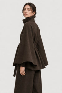 Cape femme demi-saison marron vue de trois quarts arrière, coupe ample.