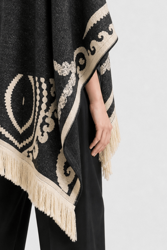 Poncho Noir à Franges